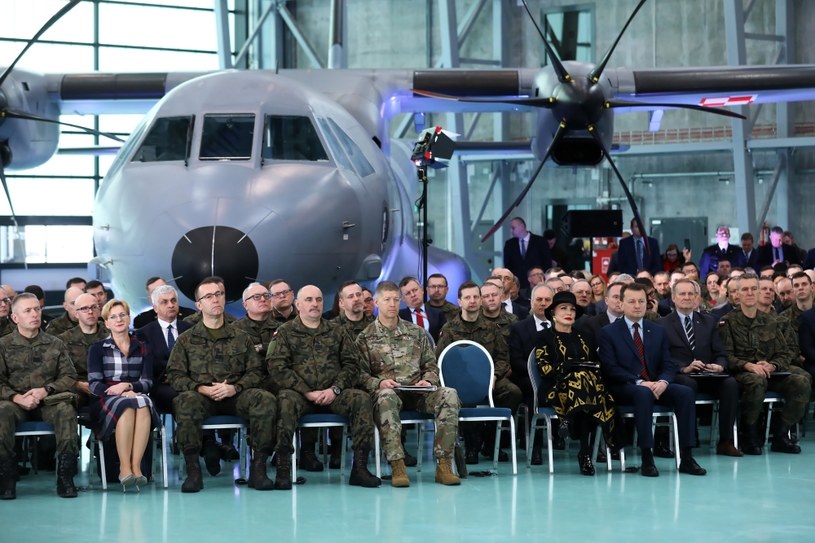 Mariusz Błaszczak i Georgette Mosbacher w Bazie Lotnictwa Transportowego w Warszawie /Rafał Guz /PAP