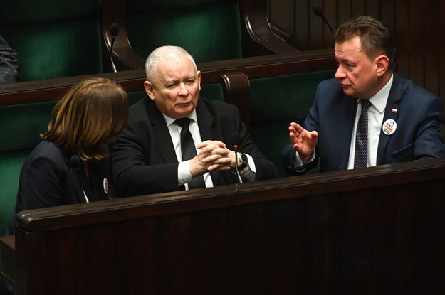 Mariusz Błaszczak i Jarosław Kaczyński na sali sejmowej /Piotr Nowak /PAP