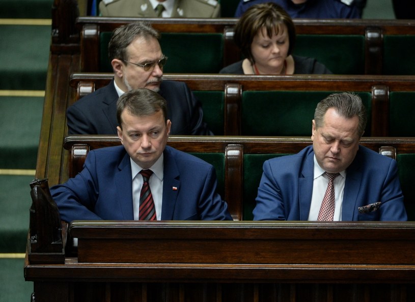 Mariusz Błaszczak i Jarosław Zieliński - minister i wiceminister spraw wewnętrznych i administracji /PAP