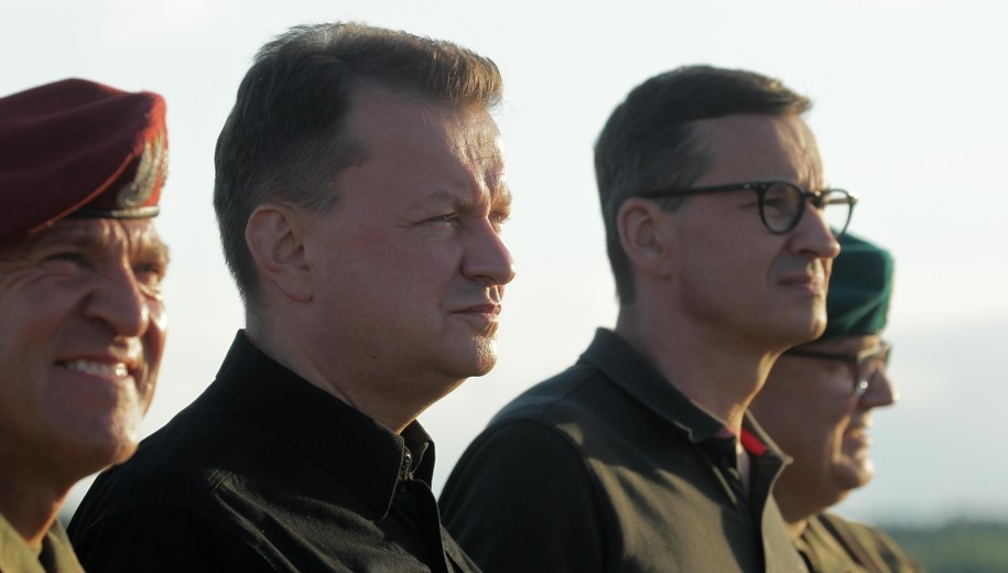 Mariusz Błaszczak i Mateusz Morawiecki / 	Tomasz Waszczuk    /PAP