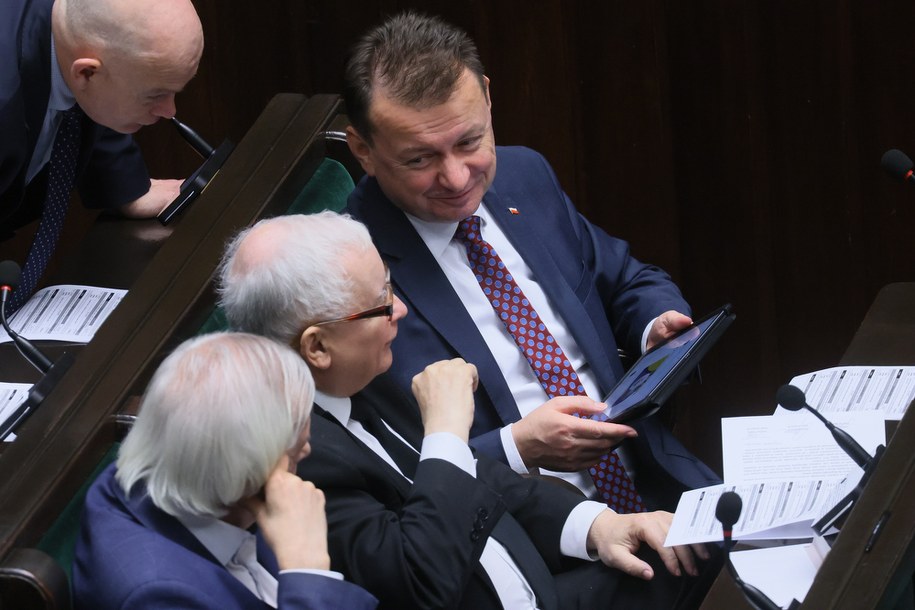 Mariusz Błaszczak, Jarosław Kaczyński i Ryszard Terlecki / 	Leszek Szymański    /PAP