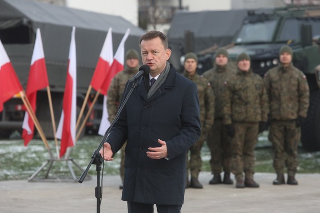 Mariusz Błaszczak podczas podpisania porozumienia o przekazaniu nieruchomości dla nowej jednostki wojskowej w Grajewie / 	Artur Reszko    /PAP