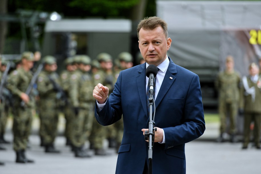 Mariusz Błaszczak podczas uroczystości złożenia przysięgi wojskowej przez żołnierzy 2. Lubelskiej Brygady Obrony Terytorialnej /Wojtek Jargiło /PAP