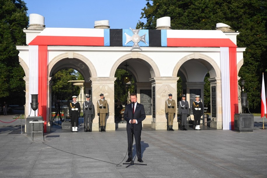Mariusz Błaszczak przed Grobem Nieznanego Żołnierza / 	Radek Pietruszka   /PAP