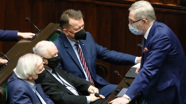 Mariusz Błaszczak w czasie posiedzenia Sejmu 26 stycznia. Obok niego od lewej: Ryszard Terlecki, Jarosław Kaczyński i Tomasz Latos