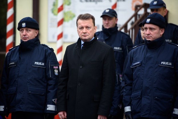 Mariusz Błaszczak w otoczeniu policjantów w Zakliczynie (Małopolska) /PAP