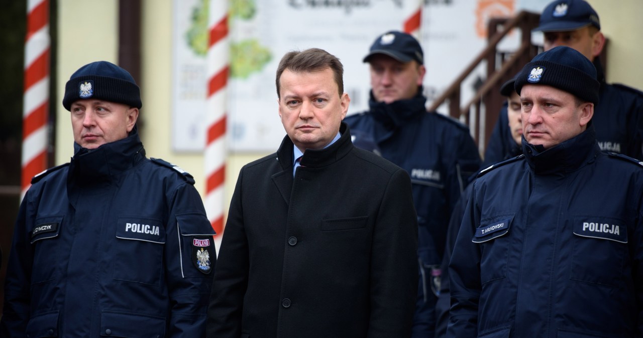 Mariusz Błaszczak w otoczeniu policjantów w Zakliczynie (Małopolska) /PAP