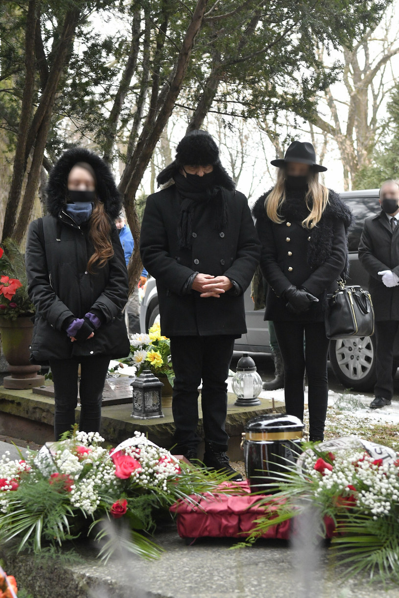 Mariusz Czajka z córkami na pogrzebie mamy /MAREK KUDELSKI/AGENCJA SE /East News