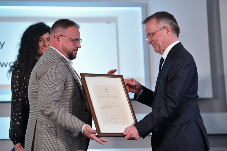 Mariusz Etryk  odebrał nagrodę specjalną za opiekę nad kamienicą przy ul. Kościuszki 14 w Częstochowie /Radek Pietruszka /PAP