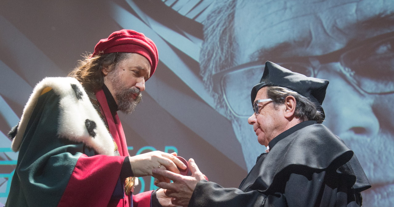 Mariusz Grzegorzek (L) wręcz Januszowi Gajosowi (P) tytuł doktora honoris causa Państwowej Wyższej Szkoły Filmowej, Telewizyjnej i Teatralnej im. Leona Schillera w Łodzi /Grzegorz Michałowski /PAP