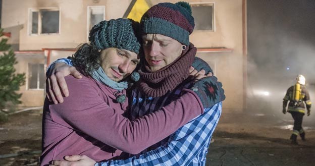 Mariusz Kałamaga i Paweł Pindur pocieszają się po puszczeniu z dymem domu. /materiały prasowe
