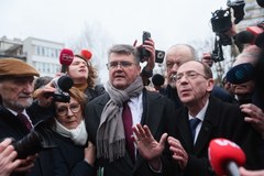 Mariusz Kamiński i Maciej Wąsik przed Sejmem 