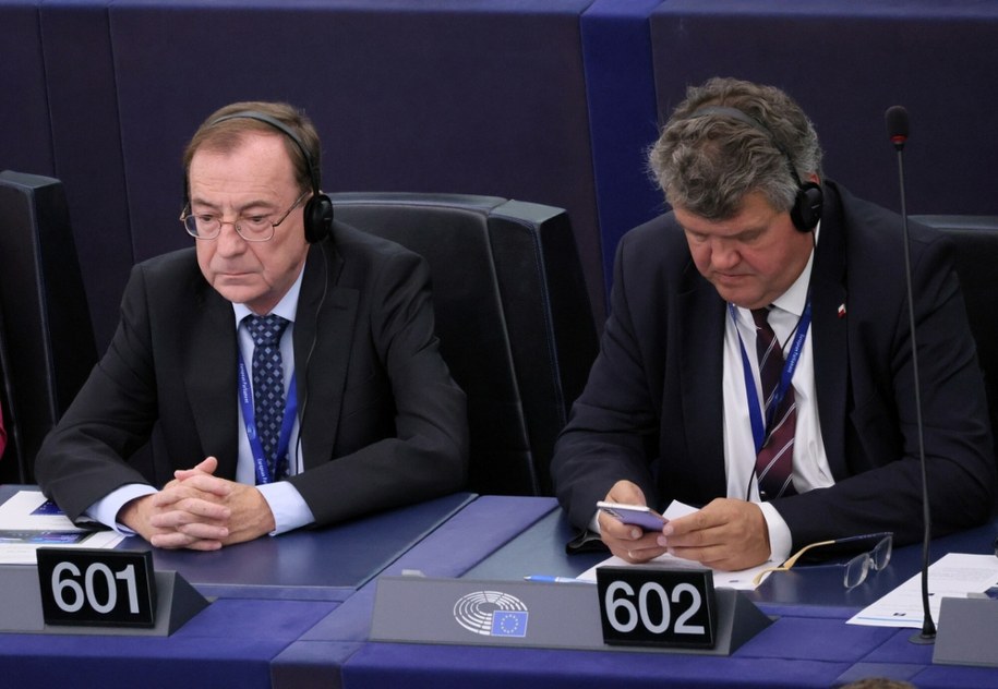 Mariusz Kamiński i Maciej Wąsik w europarlamencie /Wojciech Olkusnik  /East News