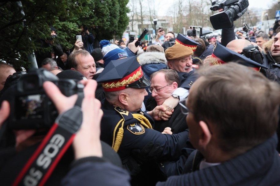 Mariusz Kamiński i poseł Antoni Macierewicz przed Sejmem / 	Leszek Szymański    /PAP