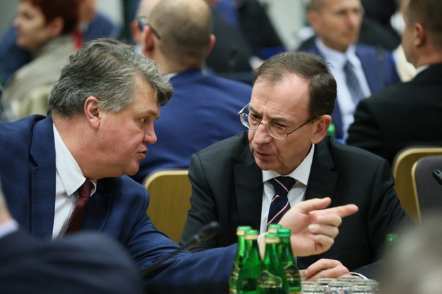 Mariusz Kamiński (P) oraz Maciej Wąsik (L) podczas posiedzenia sejmowej Komisji Administracji i Spraw Wewnętrznych / 	Leszek Szymański    /PAP