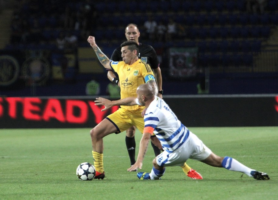Mariusz Lewandowski w barwach FC Sewastopol w ubiegłorocznym meczu ligi ukraińskiej z Metalistem Charków //Ukrinform /PAP