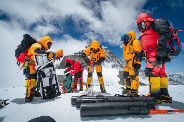 Mariusz Potocki i zespół Sherpów podcza wiercenia rdzenia lodowego na wysokości 8020 metrów. W tle Mount Everest /Dirk Collins, National Geographic /Materiały prasowe