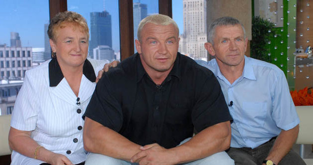 Mariusz Pudzianowski z rodzicami /fot.Błażej Sendzielski &nbsp;