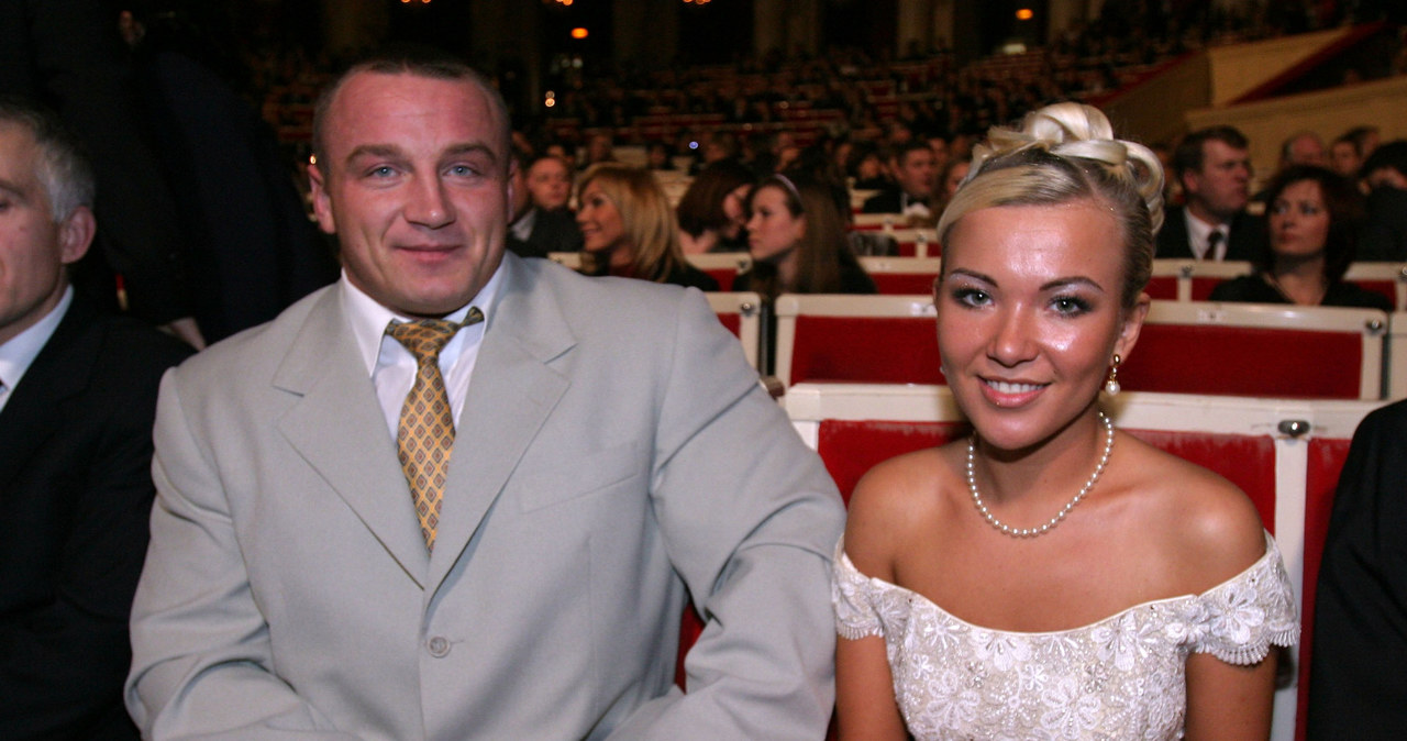 Mariusz Pudzianowski z żoną podczas 69. Plebiscytu na 10 Najlepszych Sportowcow Polski 2003 roku /Piotr Fotek /East News