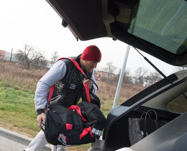 Mariusz Wach opuszcza komendę policji w Opocznie /Grzegorz Michałowski /PAP