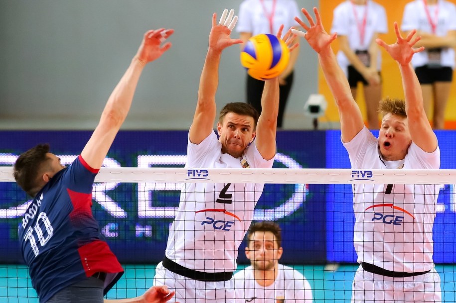 Mariusz Wlazły i Jakub Kochanowski (PGE Skra Bełchatów) oraz Denis Bogdan (Fakieł Nowy Urengoj) podczas meczu klubowych mistrzostw świata w Płocku /Piotr Augustyniak /PAP