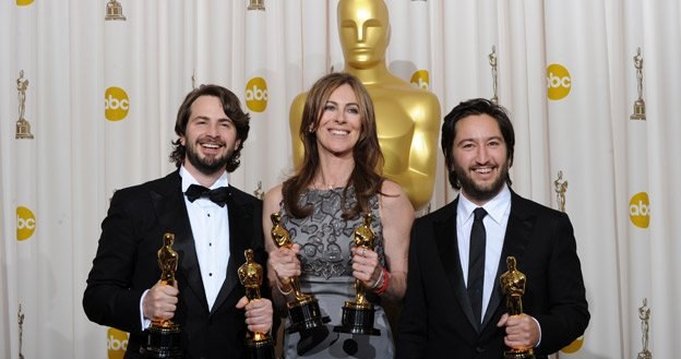 Mark Boal, Kathryn Bigelow i Greg Shapiro  z Oscarami dla filmu "The Hurt Locker. W pułace wojny" /AFP