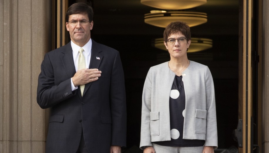Mark Esper i Annegret Kramp-Karrenbauer /MICHAEL REYNOLDS    /PAP/EPA