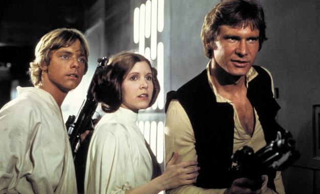 Mark Hamill, Carrie Fisher i Harrison Ford w filmie z 1977 roku "Gwiazdne wojny: Nowa nadzieja" /materiały prasowe