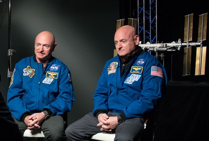 Mark i Scott Kelly (po prawej) podczas wywiadu przed rozpoczęciem NASA Twins Study /NASA/Robert Markowitz /Materiały prasowe