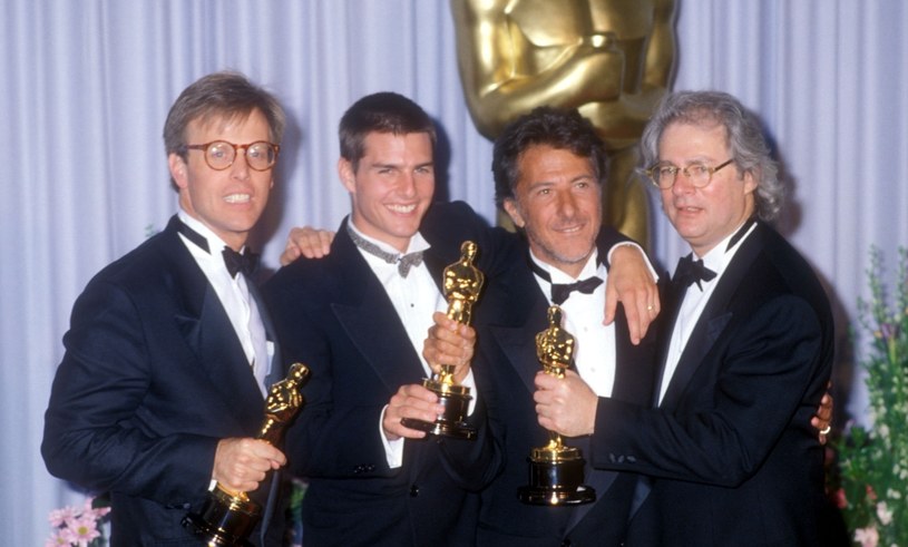 Mark Johnson, Tom Cruise, Dustin Hoffman, Barry Levinson odbierają Oscara za film "Rain Man" /Barry King/WireImage /Getty Images