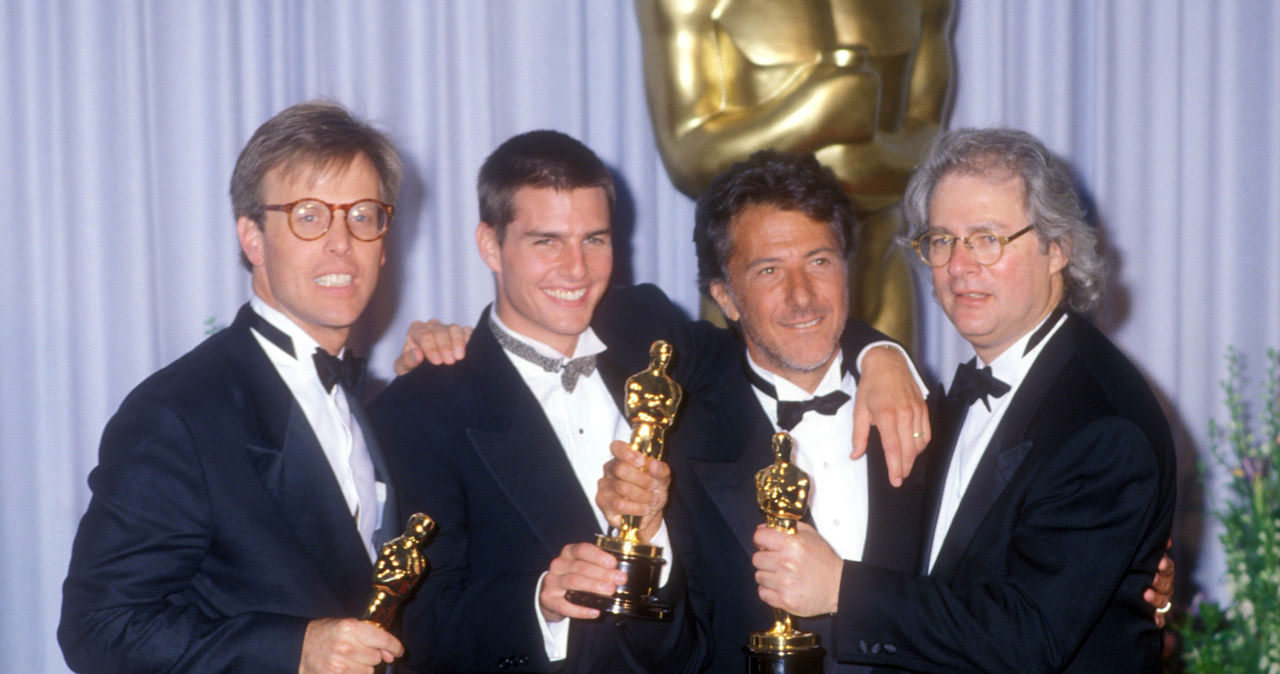 Mark Johnson, Tom Cruise, Dustin Hoffman, Barry Levinson odbierają Oscara za film "Rain Man" /Barry King/WireImage /Getty Images