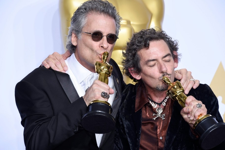 Mark Mangini i David White ze statuetkami za montaż dźwięku do filmu "Mad Max: Na drodze gniewu" /PAUL BUCK  /PAP/EPA