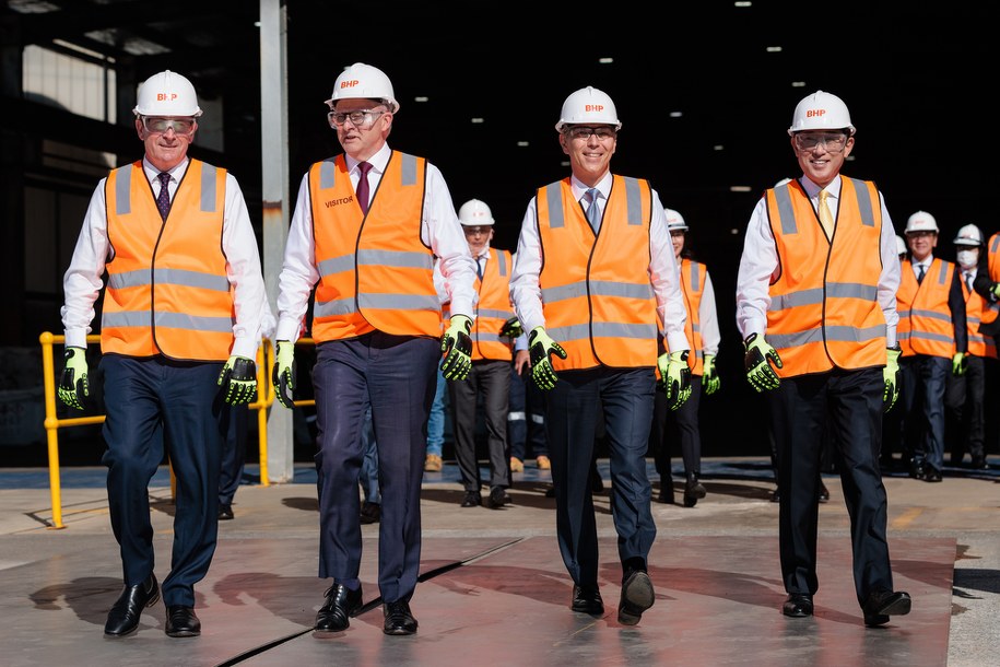 Mark McGowan, australijski premier Anthony Albanese, Mike Henry i japoński premier Kishida Fumio /RICHARD WAINWRIGHT /PAP/EPA