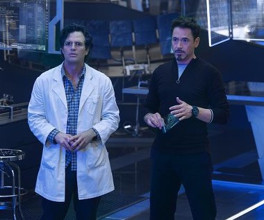 Mark Ruffalo i Robert Downey Jr. w scenie z filmu "Avengers: Czas Ultrona"