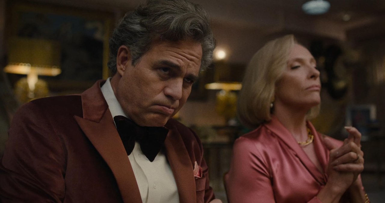 Mark Ruffalo i Toni Collette w filmie "Mickey 17" /materiały prasowe