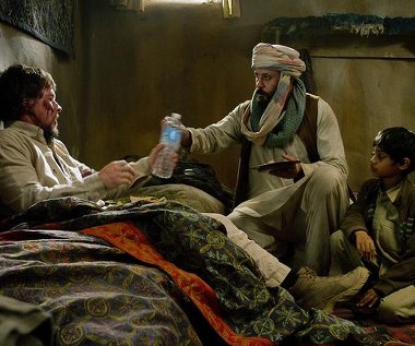 Mark Wahlberg, Ali Suliman i Rohan Chand w scenie z filmu "Ocalony"