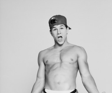 Mark Wahlberg dorastał z daleka od blichtru Hollywood, w mało reprezentacyjnej dzielnicy Bostonu. Aktor pochodzi z niezamożnej i licznej rodziny (ma ośmioro starszego rodzeństwa). Wielu jego kolegów popadło w permanentny konflikt z prawem. Przyszły gwiazdor również ma co nieco na sumieniu... 

"Nie jestem z tego dumny" - przyznaje. "Jako młody chłopak robiłem różne głupie rzeczy. Pozostaje mi tylko mieć nadzieję, że moje doświadczenia mogą być dla dzieciaków cenną lekcją". Seria drobnych zatargów z wymiarem sprawiedliwości w wykonaniu młodego Marka Wahlberga znalazła swój punkt kulminacyjny w 1988 roku. To wtedy 16-letni Mark stanął przed sądem, oskarżony o pobicie. Zapadł wyrok skazujący - 45 dni więzienia. "To było jak kubeł zimnej wody na głowę" - wspomina aktor. "Dostałem mocno po głowie i dotarło do mnie, że tak dalej już nie można".