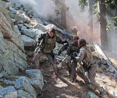 Mark Wahlberg, Emile Hirsch i Taylor Kitsch w scenie z filmu "Ocalony"