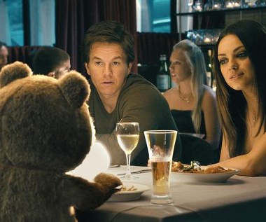 Mark Wahlberg i Mila Kunis w scenie z filmu "Ted"
