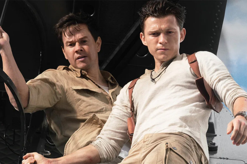 Mark Wahlberg i Tom Holland w scenie z "Uncharted" /materiały prasowe