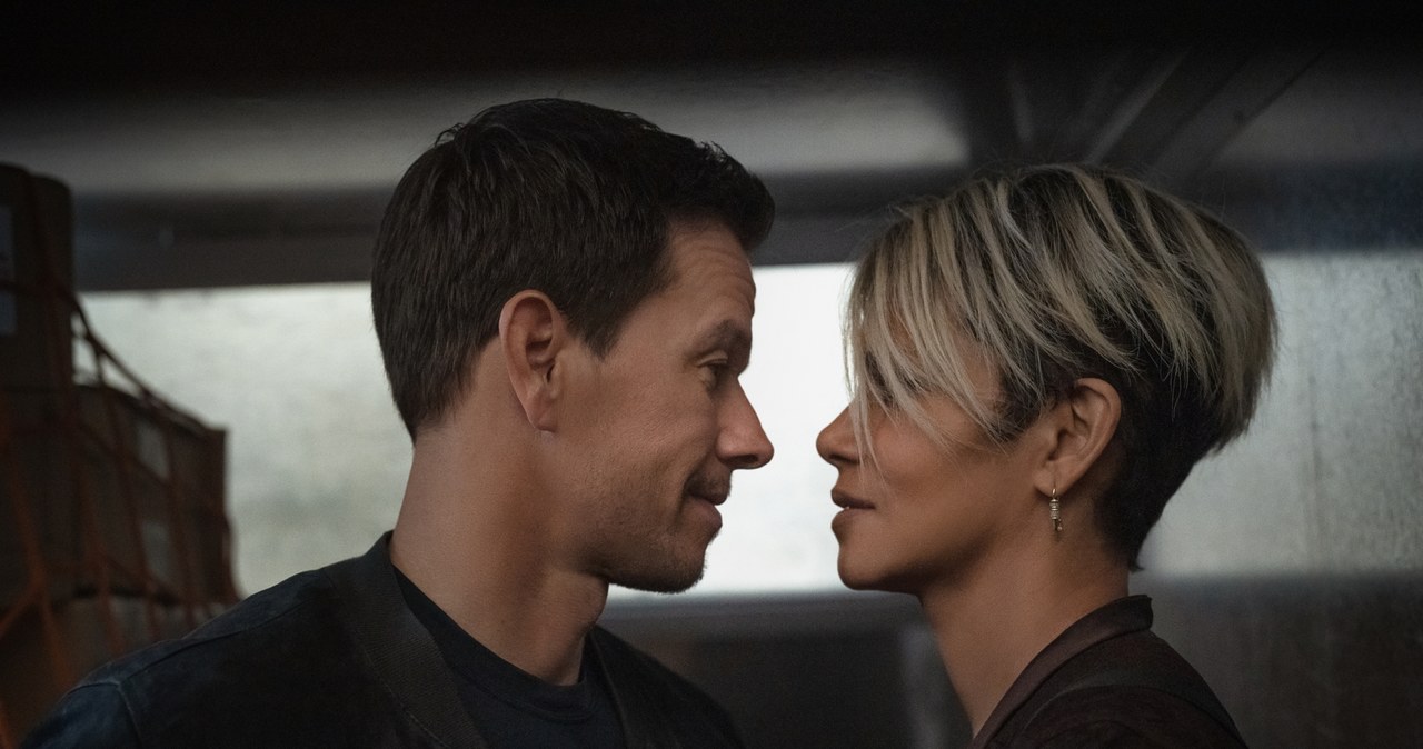 Mark Wahlberg jako Mike i Halle Berry jako Roxanne /Laura Radford/Netflix /Netflix