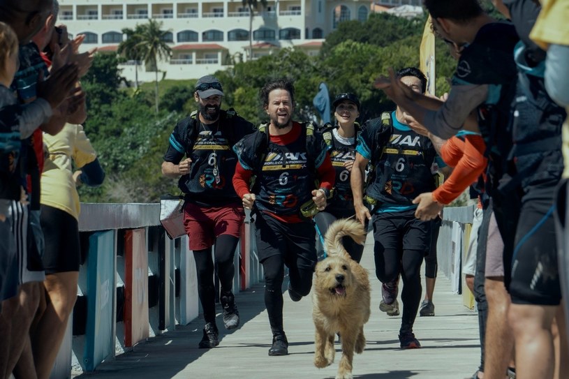Mark Wahlberg w filmie "Mój pies Artur" /©2024 Lionsgate, Carlos Rodriguez /materiały prasowe