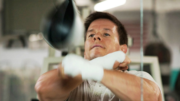 Mark Wahlberg w scenie z filmu "Fighter" /materiały dystrybutora