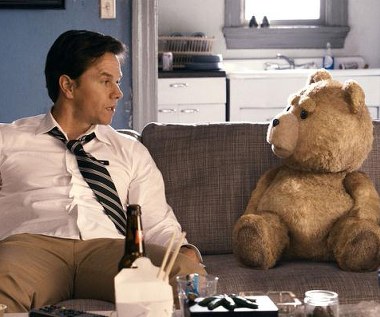 Mark Wahlberg w scenie z filmu "Ted"