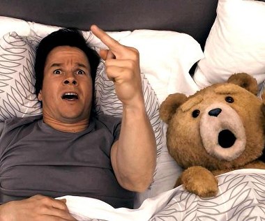 Mark Wahlberg w scenie z filmu "Ted"