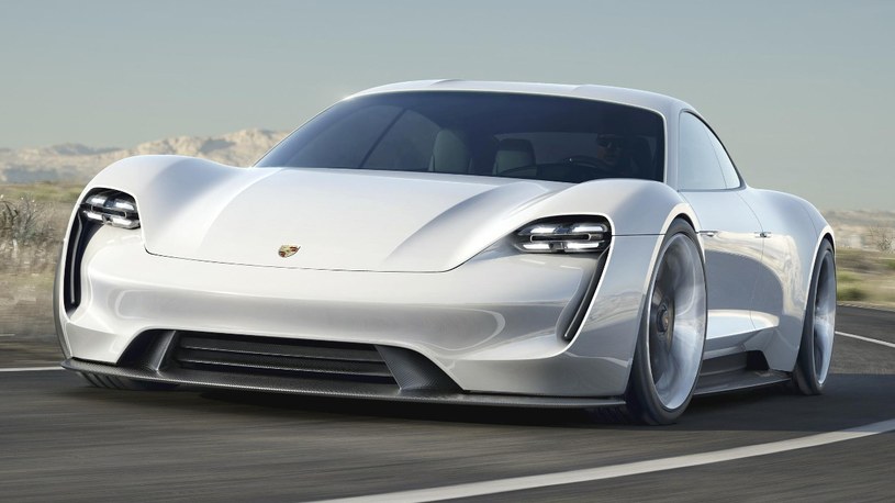 Mark Webber i Adam Levine są zachwyceni elektrycznym Porsche Mission E /Geekweek