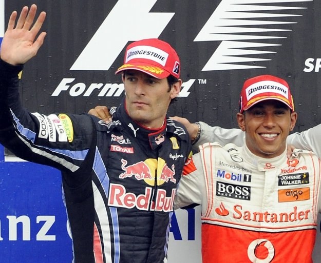 Mark Webber nie wyprzedzi Lewisa Hamiltona, bo team go nie wesprze? /AFP