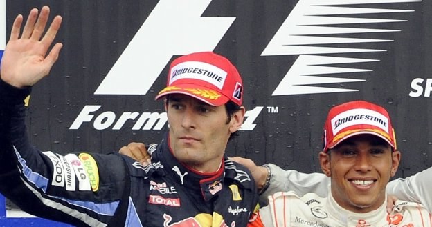 Mark Webber nie wyprzedzi Lewisa Hamiltona, bo team go nie wesprze? /AFP