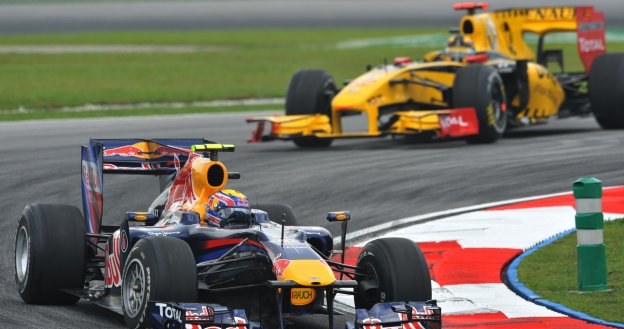 Mark Webber przed Robertem Kubicą /AFP