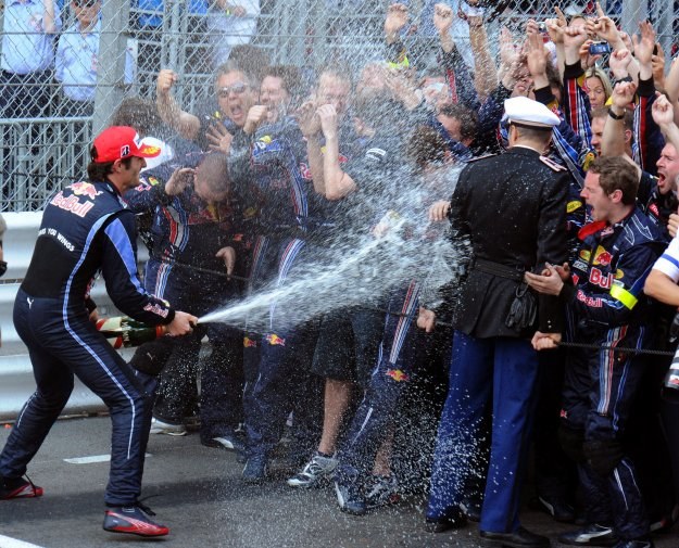 Mark Webber świętuje zwycięstwo w Grand Prix Monako /AFP